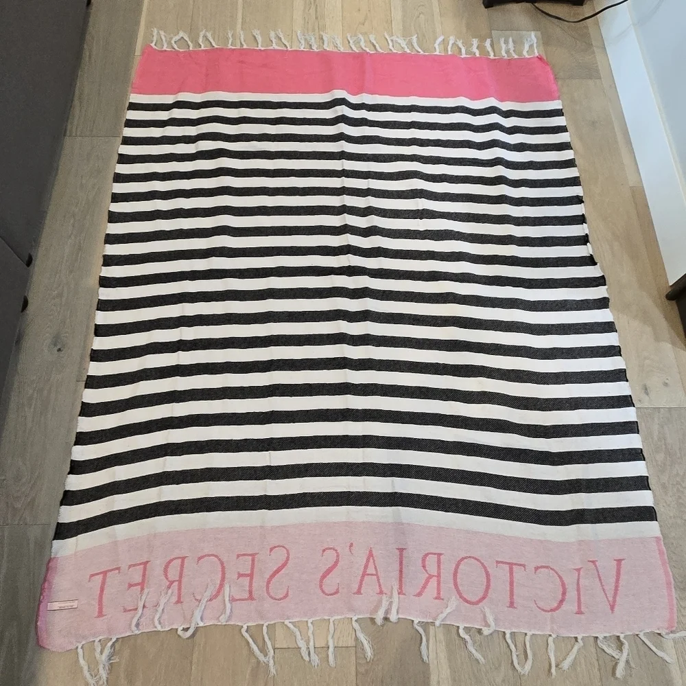 VICTORIA'S SECRET SUMMER BUNDLE BEACH TOWEL SET OF 2 FRAGRANCE BODY LOTION 8 OZ